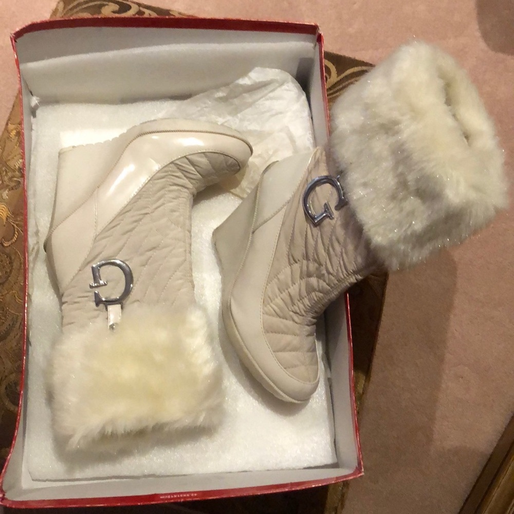 GUESS white boots